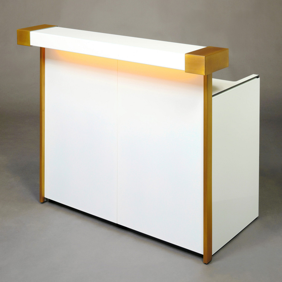 Mobile Cocktail Bar in weiß mit goldenen Akzenten.