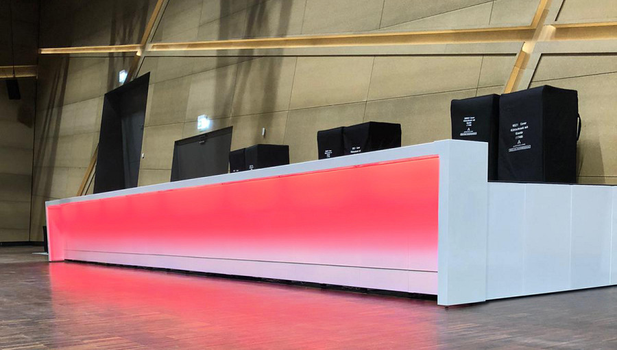 Große mobile Cocktailbar in weiß mit LED-RGB Beleuchtung.