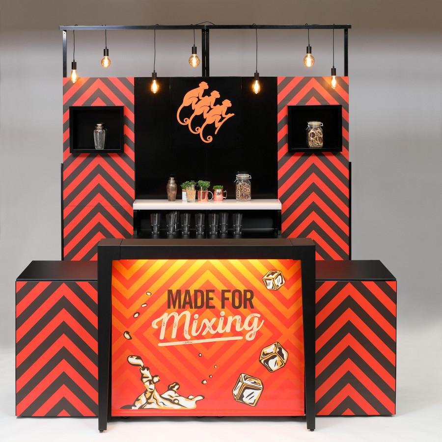 Große mobile cocktailbar mit Rückbuffet, Beleuchtung und Branding.