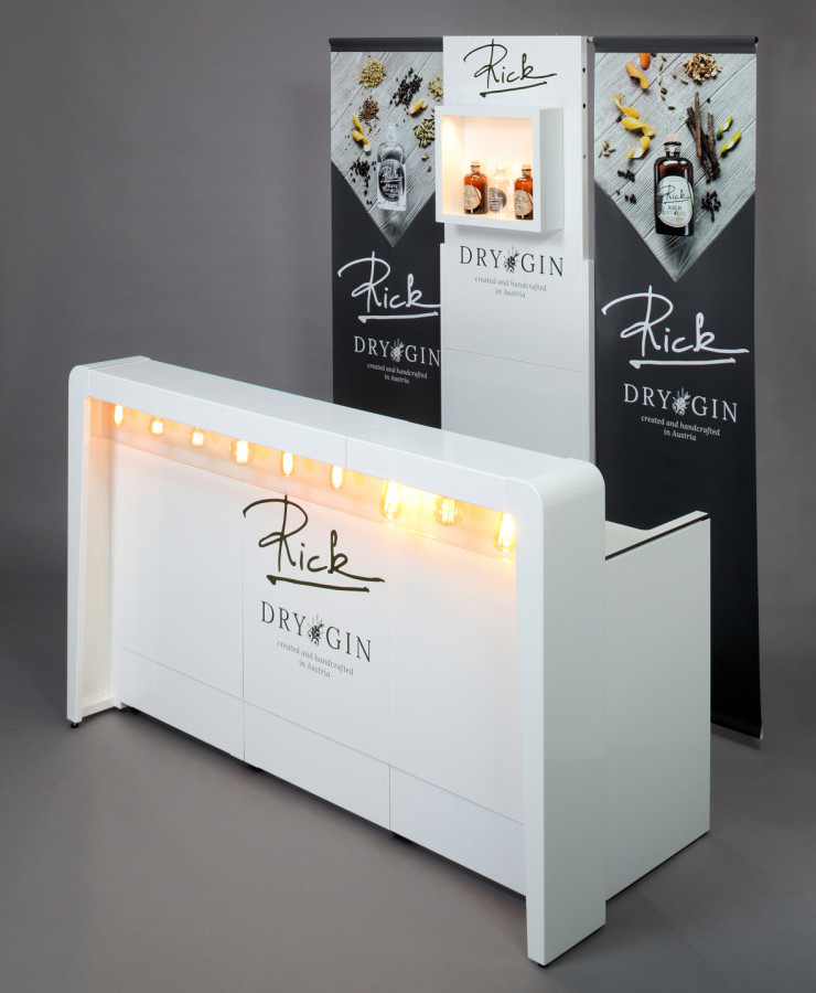 Mobile Promotionbar für Gin-Marke mit Rückwand, Beleuchtung und Logo Branding.
