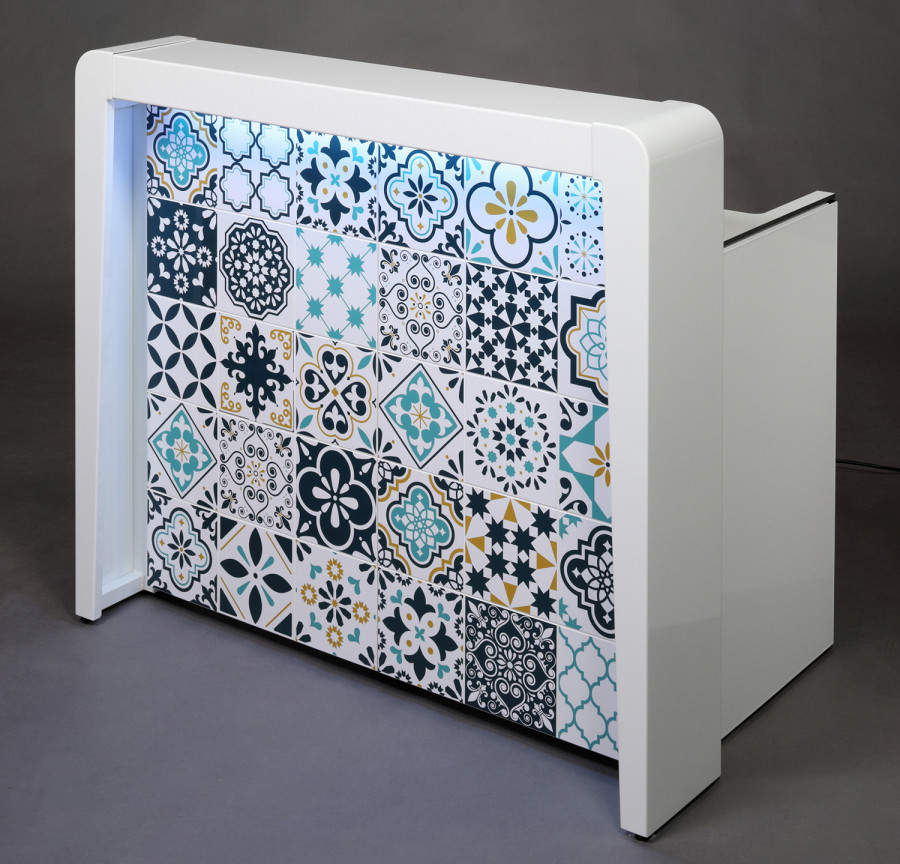 Mobile Cocktailbar in weiß mit Beleuchtung und mediterranem Fliesenmuster.