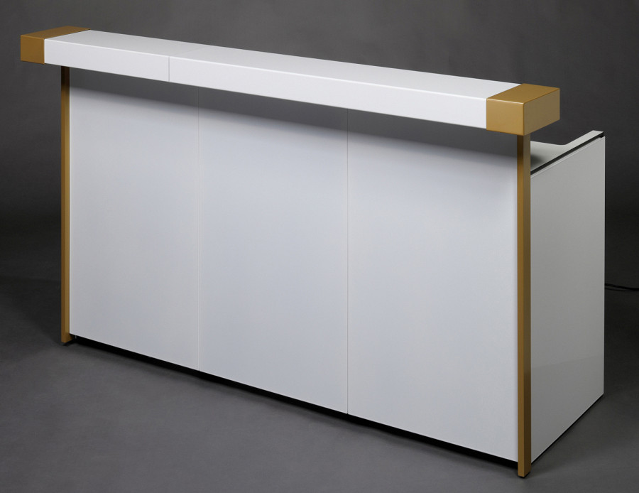 Mobile Cocktailbar in weiß mit goldenen Akzenten.