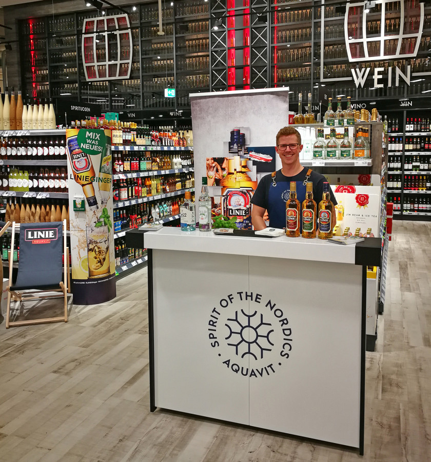 Weiße Promotion Bar mit Barkeeper in einem Supermarkt.