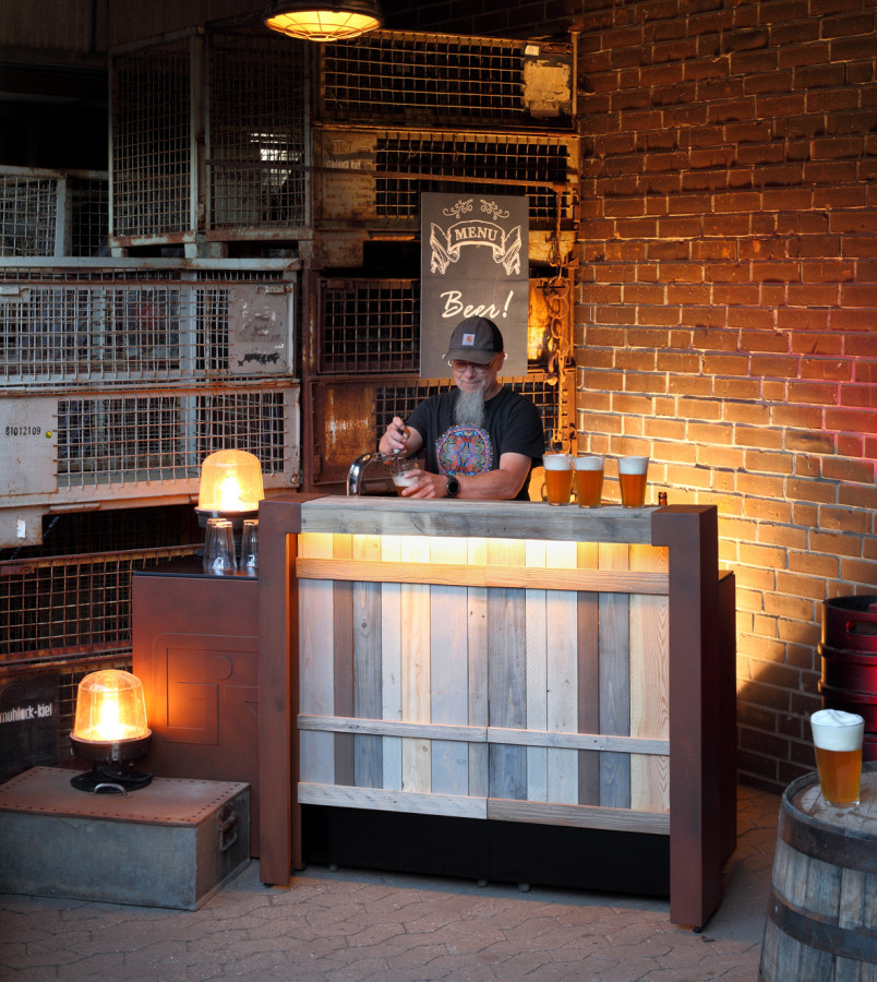 Mobile Biertheke mit Holzverkleidung und LED-Beleuchtung.