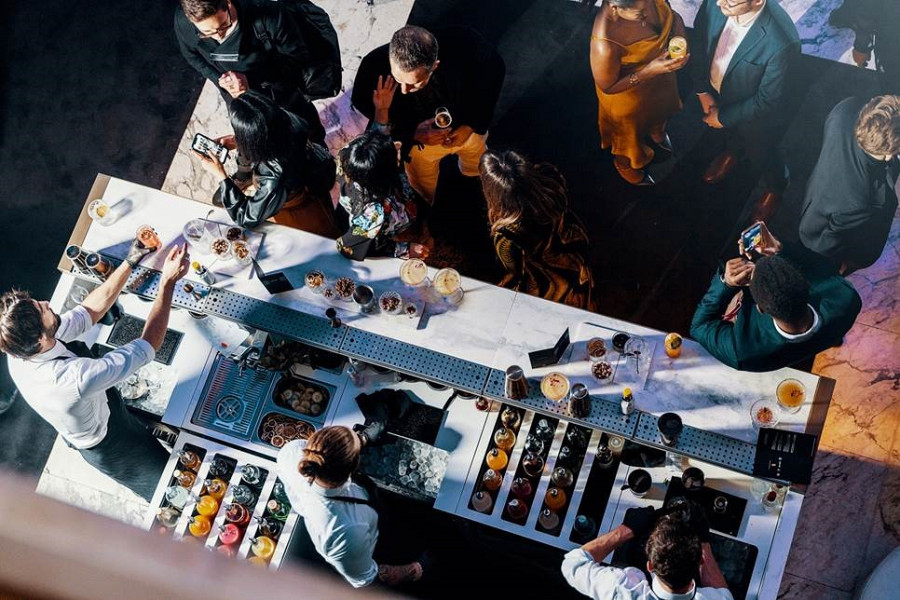 Luxuriöse Cocktailbar bei einem Fashion-Event in Paris.