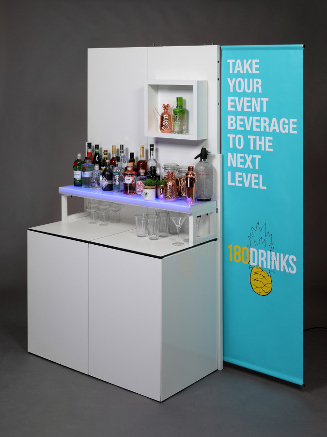 Backbar mit Branding und Stauraum.