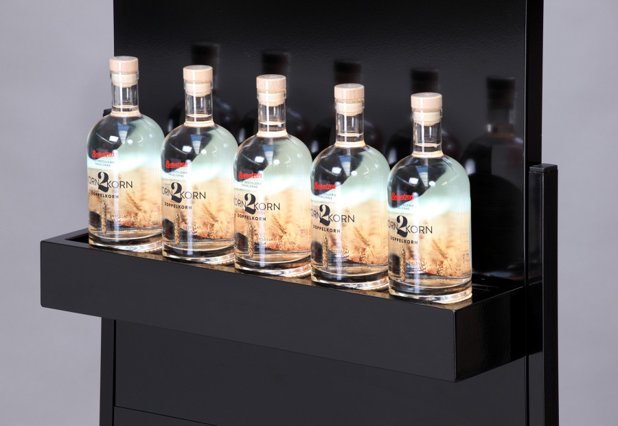 Flaschenregal in einer Backbar, beleuchtet.