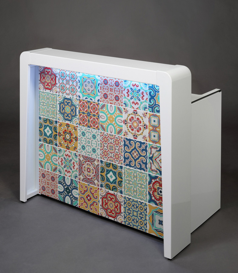 rollbare Cocktail Theke in weiß mit schönem Fliesenmuster an der Front.