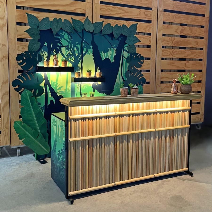 GRI-67. Bar de cocktails móvel com parede traseira estilo tiki.